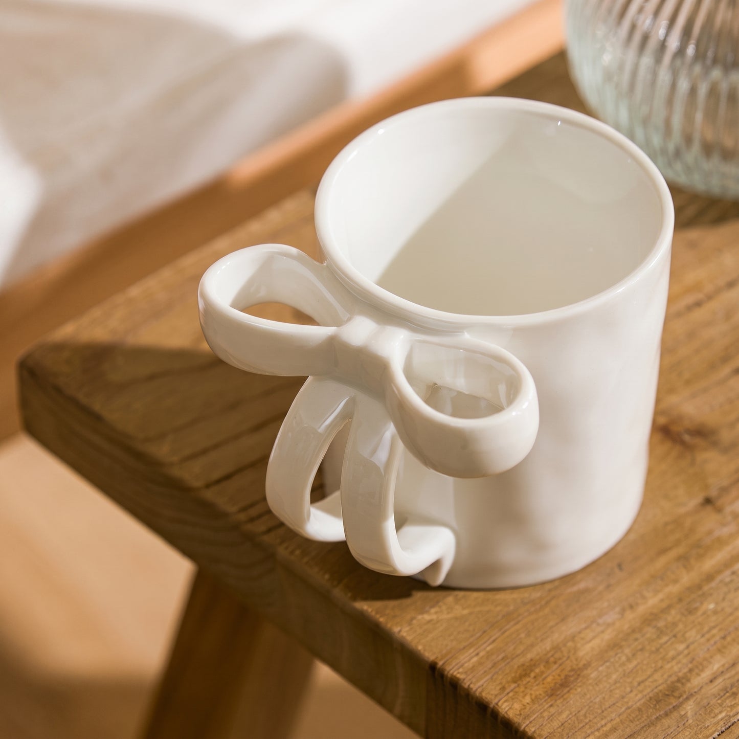 Elegant White 3D Bow Handle Ceramic Mug – 350ml Pearlescent Ribbon Coffee Cup with Pearl Gloss Glaze